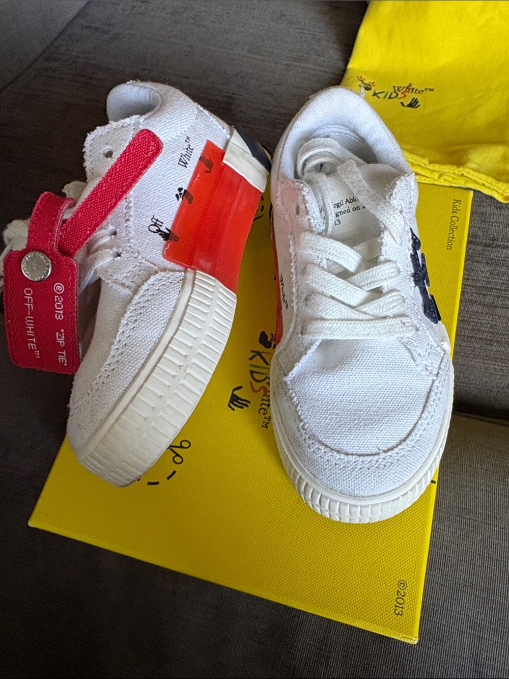 Off-White Kids White and Navy Blue Sneakers with Red Tag Accent